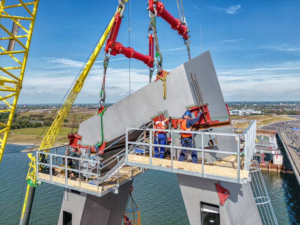 Köln-Merkenich 13.09.2023. Luftaufnahme von der Montage des Abschlusselementes des ersten Pylons durch Bauarbeiter im Baustellenbereich der Leverkusener Rheinbrücke.